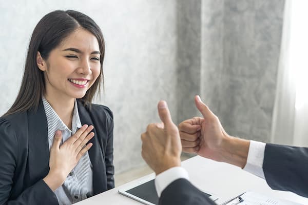 BÍ QUYẾT THUYẾT PHỤC KHÁCH HÀNG TRONG NHÁY MẮT Dành lời khen cho khách hàng