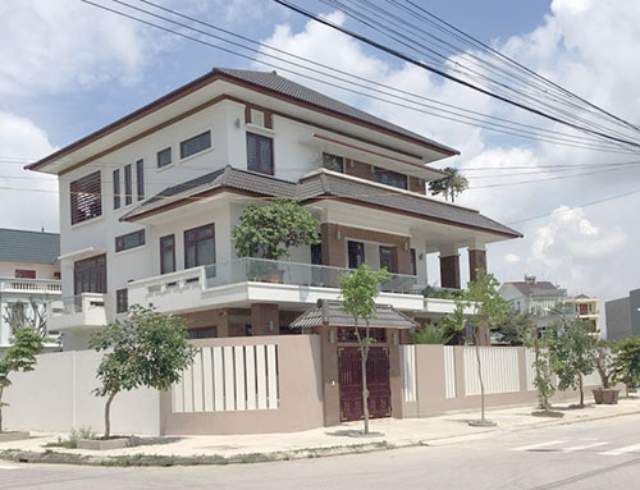Biệt thự hình khối độc đáo tại Bắc Giang Biệt thự 3 tầng với những ô mái dốc tông nâu kiểu Á Đông, phối hợp màu sơn tường trang nhã và hiện đại tạo ấn tượng mới mẻ
