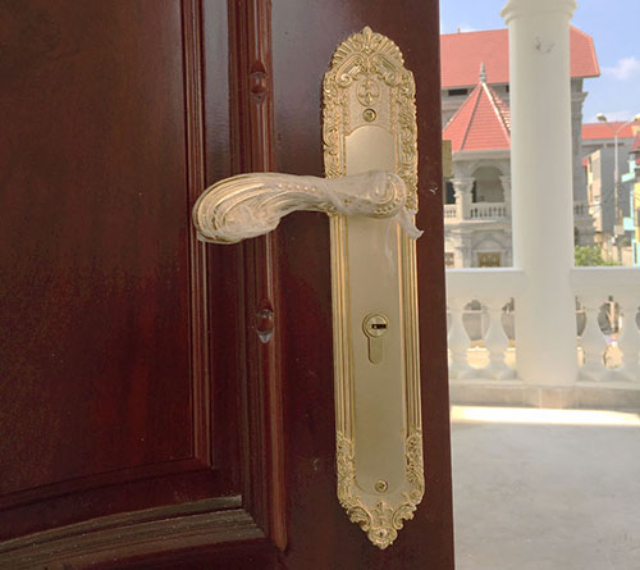 Trên nền gỗ mận chín, bộ khoá sáng lấp lánh với các hoa văn tinh xảo