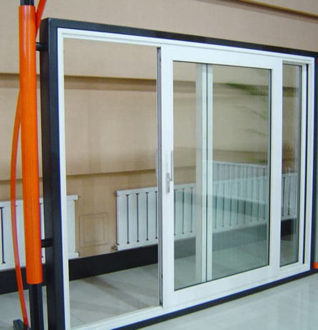 NGUYÊN NHÂN VÀ GIẢI PHÁP KHẮC PHỤC CỬA LÙA BỊ KẸT Cửa trượt lùa bị kẹt do gặp vật cản trên thanh ray