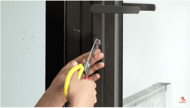 CÁCH “CỨU” MỘT Ổ KHÓA BỊ GÃY CHÌA Cứu ổ khóa mắc kẹt 1