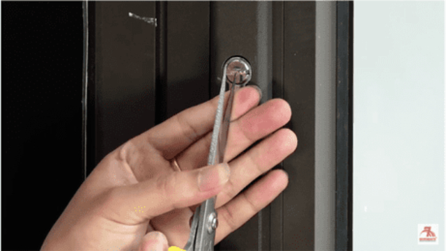 CÁCH “CỨU” MỘT Ổ KHÓA BỊ GÃY CHÌA Cứu ổ khóa mắc kẹt 2