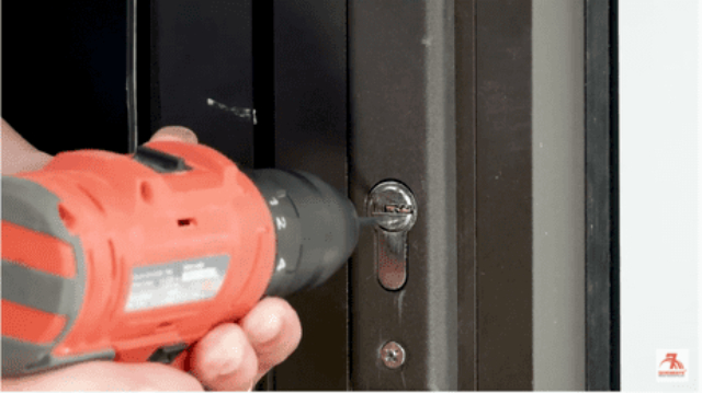 CÁCH “CỨU” MỘT Ổ KHÓA BỊ GÃY CHÌA Cứu ổ khóa mắc kẹt 3