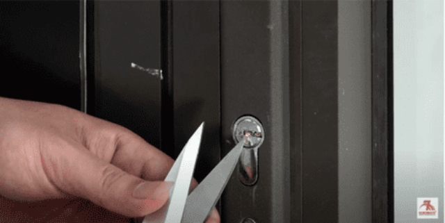 CÁCH “CỨU” MỘT Ổ KHÓA BỊ GÃY CHÌA Cứu ổ khóa mắc kẹt 4