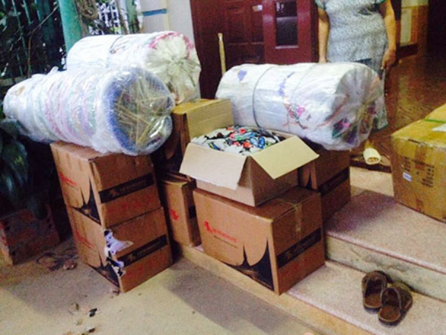 Những món quà được đóng gói cẩn thận để chuyển đến nơi vùng xa cho các em nhỏ