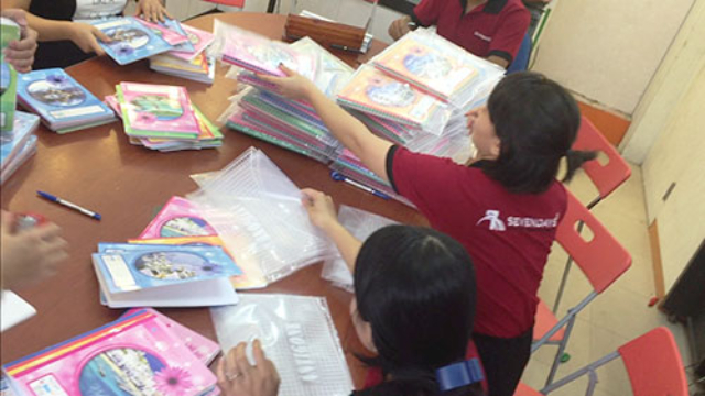 SEVENDAYS nhộn nhịp đóng gói những quyển vở mang theo tình cảm yêu thương đến các em nhỏ