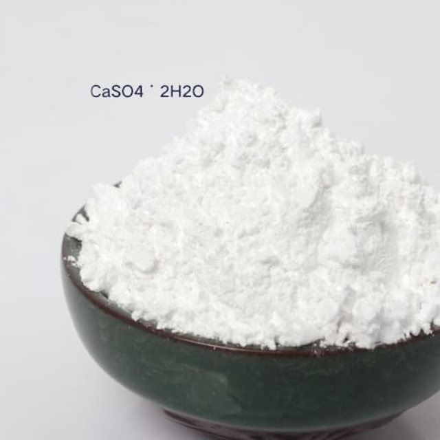 Dùng bột phấn hòa với nước để lau kính