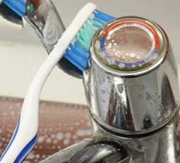 Dùng kem đánh răng lau inox, sáng bóng ngay