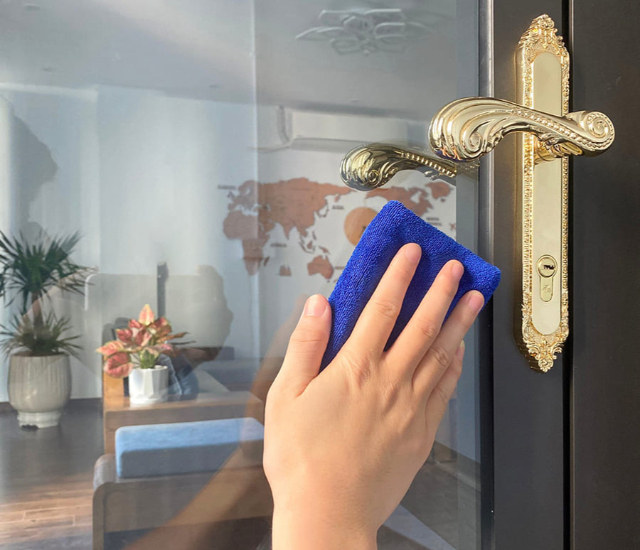 Dùng vải mịn thấm kem đánh răng để lau kính