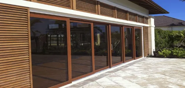 Hình ảnh cửa nhôm vân gỗ tinh tế và sang trọng