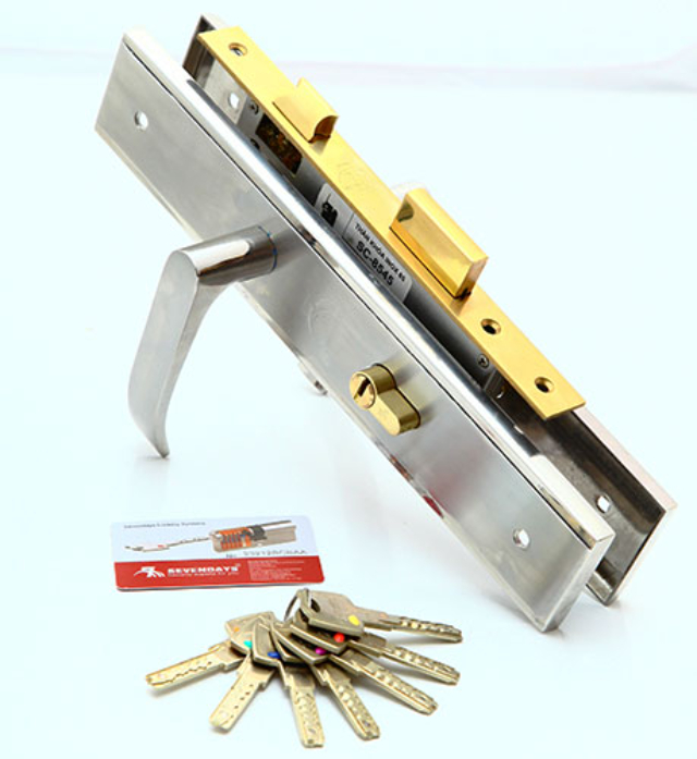 Biệt thự hình khối độc đáo tại Bắc Giang Khoá inox Sevendays - sự lựa chọn tuyệt vời cho cửa ban công, cửa vệ sinh những căn nhà thiết kế hiện đại vì khả năng chống ăn mòn của nó kể cả môi trường nước mưa, muối mặn , hoá chất và độ ẩm cao. Bởi chất liệu của nó là từ inox 304 cao cấp, càng dùng càng sáng bóng