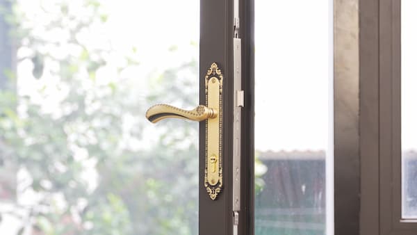 Hình ảnh thực tế của sản phẩm trên cửa