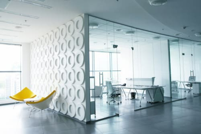 Kính trang trí nội thất Kính cường lực làm vách ngăn