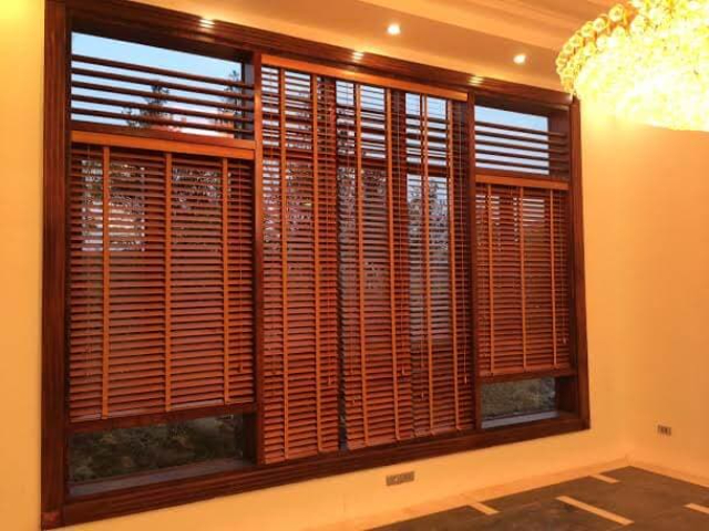 Mẫu chấn song cửa sổ bằng gỗ màu sáng