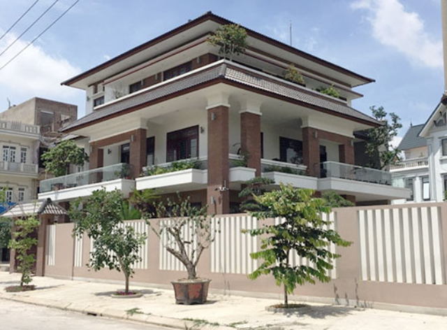 Biệt thự hình khối độc đáo tại Bắc Giang Nhìn từ góc nào, biệt thự cũng có một nét mới lạ rất thu hút. Thiết kế cột trụ, mái nhà, và những ô cửa chỉ bằng những hình khối vuông vắn không quá cầu kỳ nhưng lại tạo nên tổng thể khác biệt và đẳng cấp