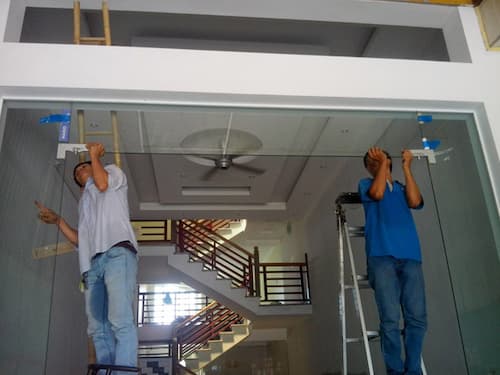 Những lưu ý khi lắp đặt cửa kính cường lực Quá trình lắp đặt