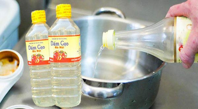 Sử dụng giấm trắng hoặc baking soda để tẩy vết bẩn cứng đầu