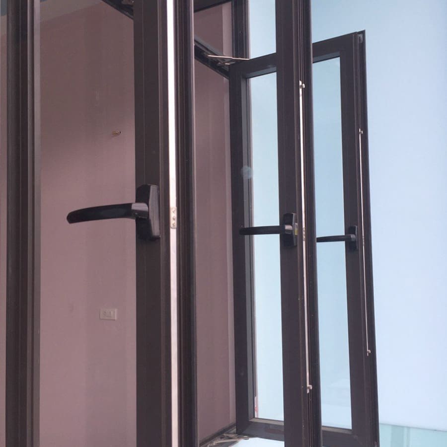 Nên chọn tay nắm đơn điểm hay đa điểm cho cửa sổ?