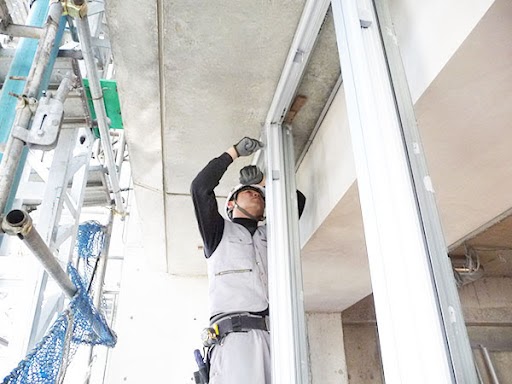 NHỮNG LỖI THƯỜNG GẶP KHI LẮP ĐẶT CỬA SỔ NHÔM KÍNH