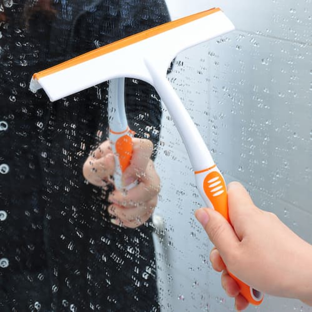 Vệ sinh cửa kính cường lực thường xuyên