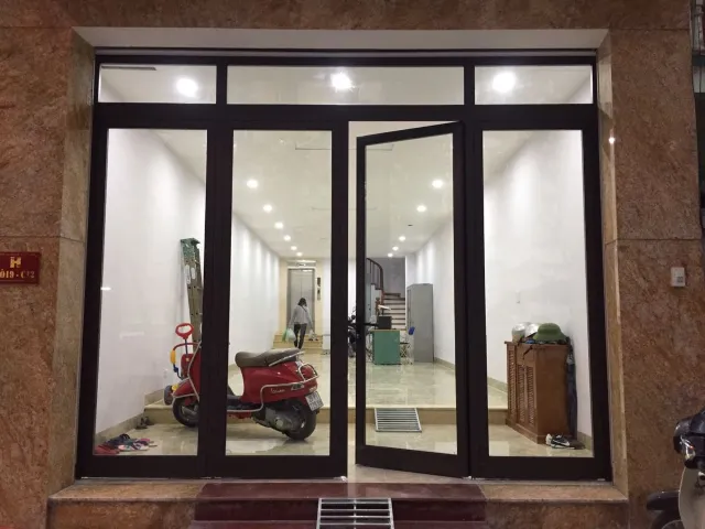Mẫu cửa nhôm kính phòng khách mở quay truyền thống