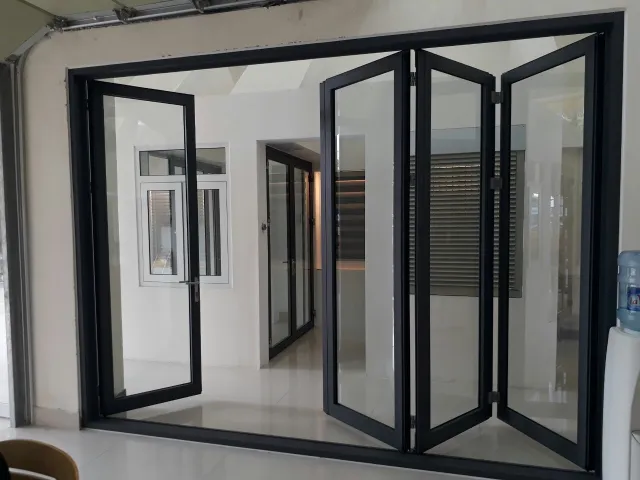 Cửa nhôm kính phòng khác xếp trượt (gấp) hiện đại