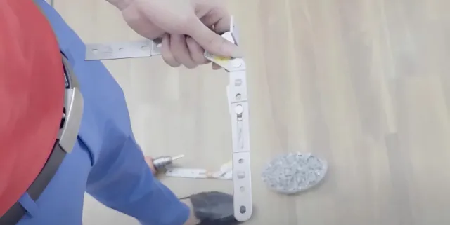 Bản lề chữ A mở hất: Cấu tạo, nguyên lý hoạt động & ưu điểm Bản lề chữ A cửa mở hất độ bền cao, thích hợp với nhiều loại cửa nhôm kính
