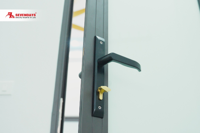 Có rất nhiều yếu tố ảnh hưởng đến giá thành khóa cửa nhôm