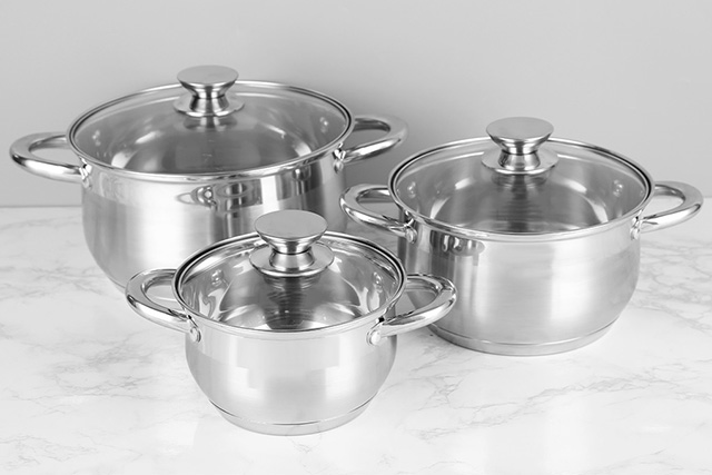 Hợp kim nhôm là gì? Đặc tính, phân loại & ứng dụng thực tiễn Nồi chảo được làm từ hợp kim nhôm bền, nhẹ, dễ dàng vệ sinh