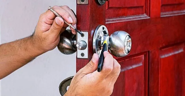 Các lỗi khóa cửa thường gặp và cách khắc phục Khóa bị kẹt là một trong những lỗi phổ biến nhất trong quá trình sử dụng