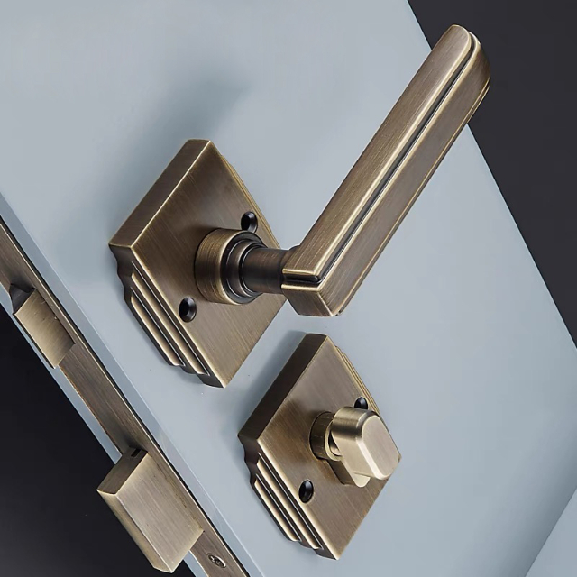 Các lỗi khóa cửa thường gặp và cách khắc phục Tay nắm khóa không chìa bị lỏng và lệch