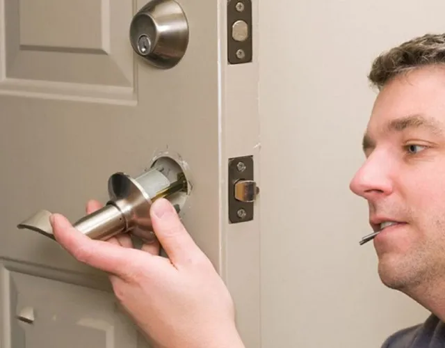 Cách thay lõi khóa cửa tay gạt nhanh chóng