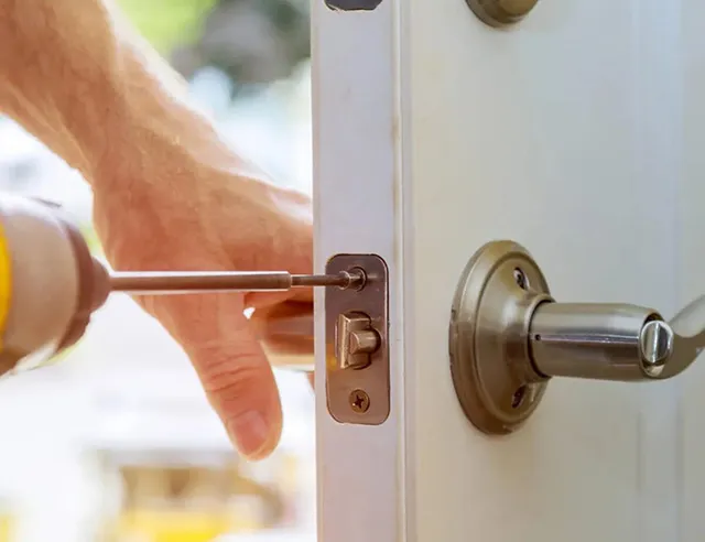 Hướng dẫn cách thay ổ khoá cửa tay gạt chi tiết