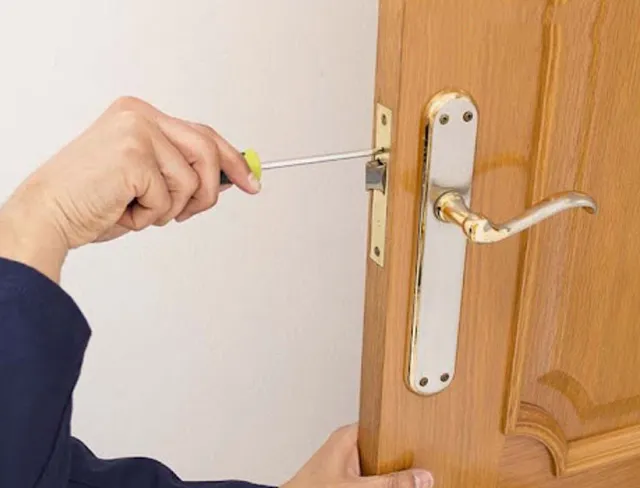 Nên thay ổ khóa cửa tay gạt khi khóa bị hỏng hoặc cũ