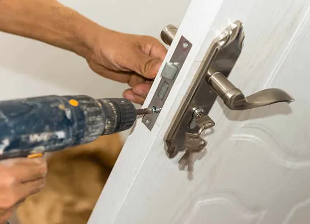 Hướng dẫn cách thay ổ khoá cửa tay gạt chi tiết, đúng kỹ thuật