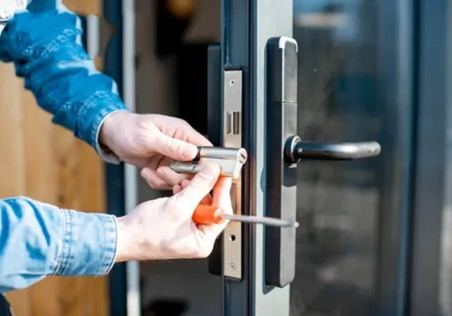 Khi khóa cửa nhôm bị kẹt, chìa khóa khó mở, tay nắm cứng