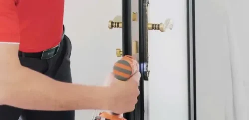 Cách thay lõi khóa cửa tay gạt nhanh chóng