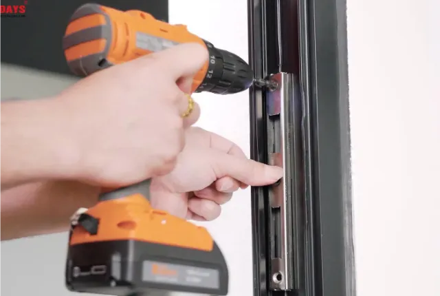 Hướng dẫn thay ổ khoá cửa tay gạt chi tiết, chuẩn kỹ thuật Hướng dẫn cách thay ổ khoá cửa tay gạt chi tiết