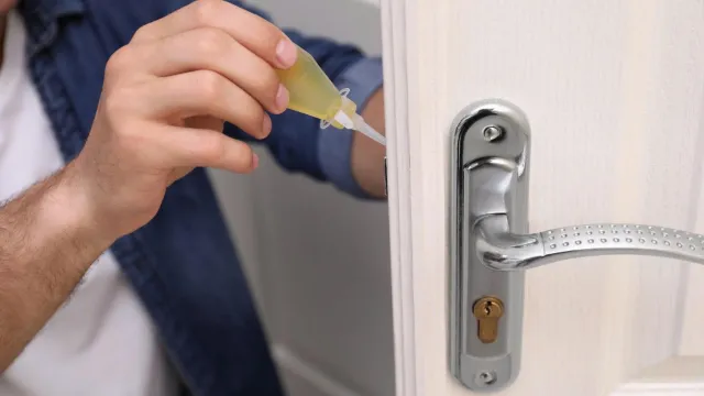 Thay ổ khoá cửa nhôm chuẩn Cách sửa khóa cửa nhôm bị kẹt nhanh và an toàn