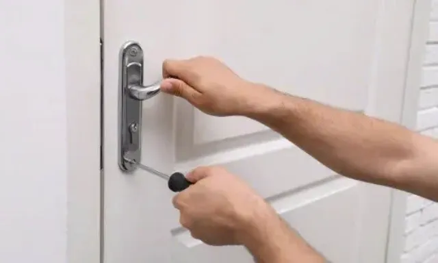 Thay ổ khoá cửa nhôm chuẩn Hướng dẫn mở khoá cửa nhôm khi bị mất chìa