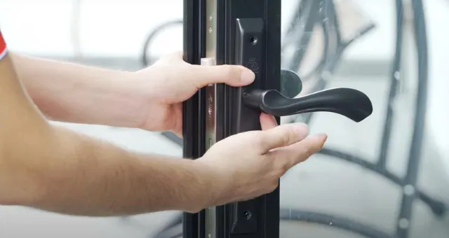 Thay ổ khoá cửa nhôm chuẩn Hướng dẫn thay ổ khoá cửa nhôm đúng kỹ thuật