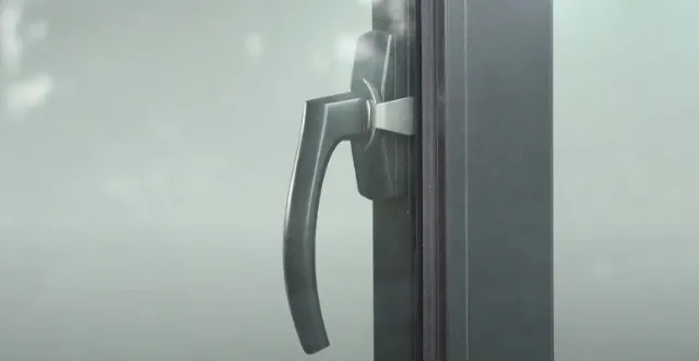 Khóa được thiết kế chuyên dụng cho cửa lùa được làm từ nhôm hệ 55