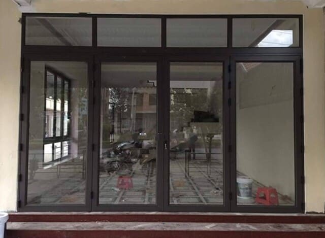 Các kích thước bản lề cối cửa nhôm thông dụng cho cửa mở quay Màu bản lề cối đồng bộ với khung cửa nhôm trong công trình