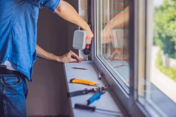 Tháo bản lề cũ và giữ cửa an toàn