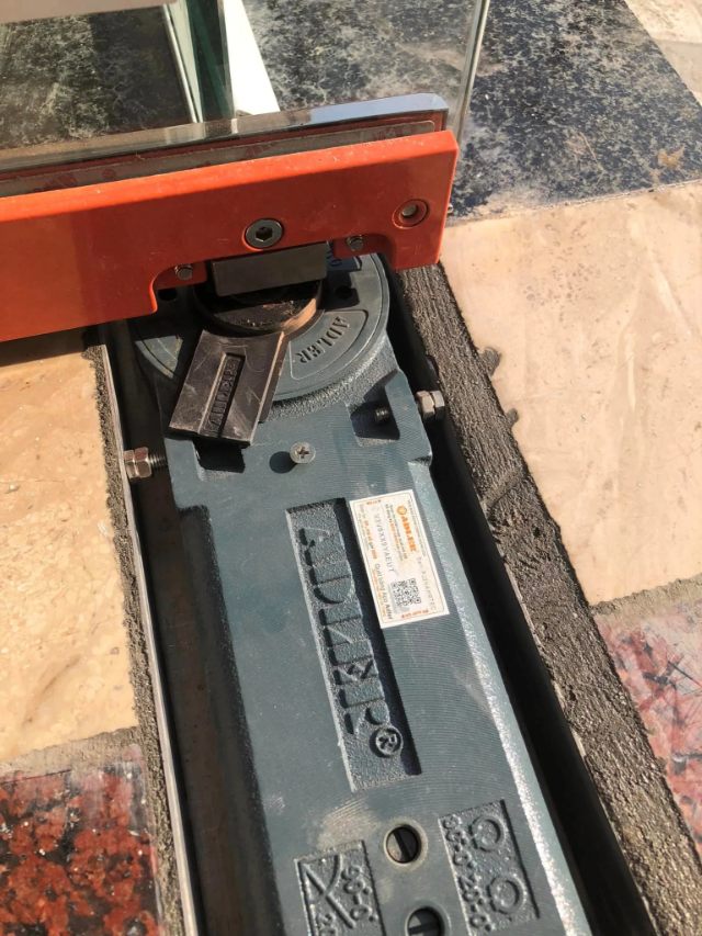 Quy trình chuẩn bị và cố định bản lề thủy lực xuống sàn