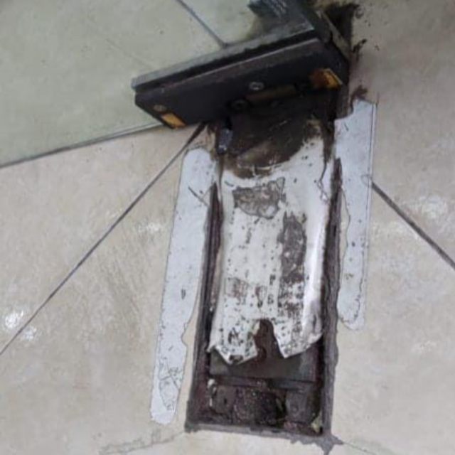 Quy trình nhận biết và thay thế bản lề thủy lực hỏng