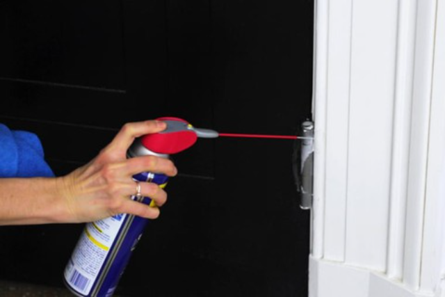 Hướng dẫn chi tiết thay bản lề cửa nhôm chuẩn kỹ thuật Tra dầu và vệ sinh bản lề mỗi 3-6 tháng
