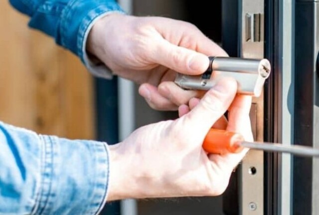 Cách phá khóa cửa nhôm an toàn bằng tháo và thay ổ khóa