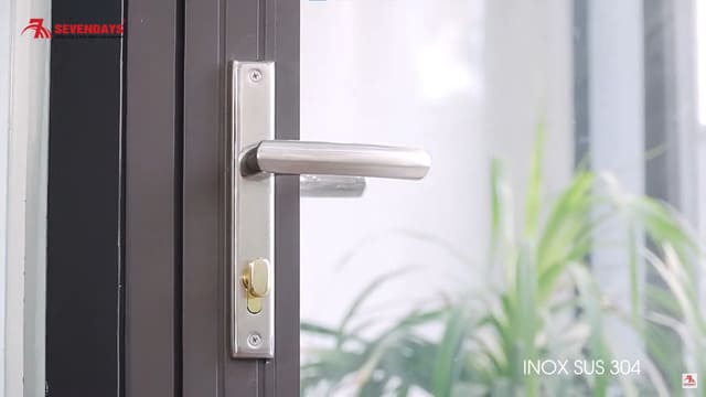 Khóa đa điểm cửa nhôm Sevendays – Giải pháp siêu bền, sang trọng Khóa đa điểm inox vĩnh cửu tay cong Sevendays L3211 chống gỉ