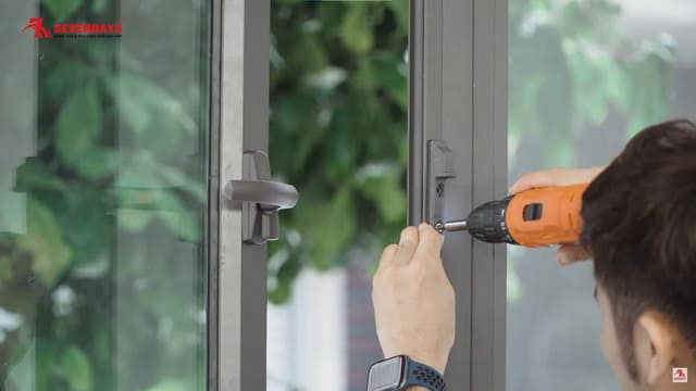 Khoá cửa sổ nhôm – Giải pháp chắc chắn, đẹp & tiện lợi cho ngôi nhà bạn Lắp đặt và bảo dưỡng khoá cửa sổ nhôm Sevendays đơn giản